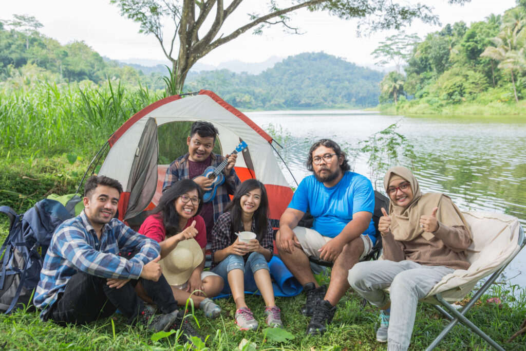 Aktivitas seru berkemah bersama keluarga